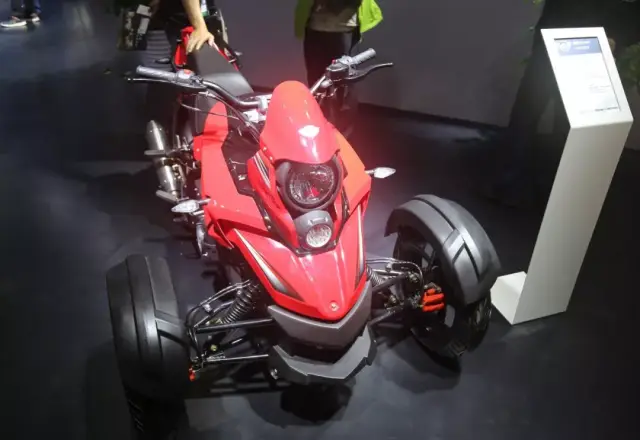 还有五羊-本田的猛鸷和济南轻骑的gsx150.