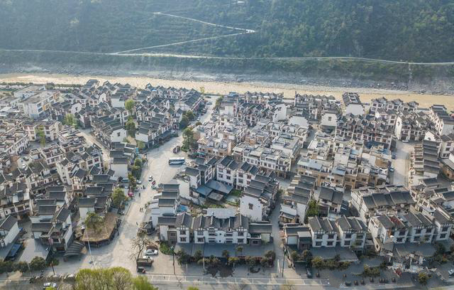 ▼重建后的汶川县映秀镇,曾经的废墟之地如今建起一排排坚固有特色的