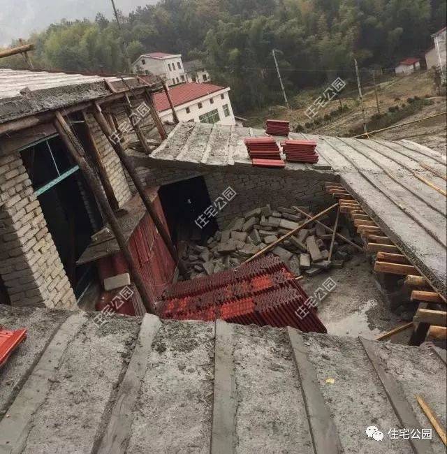 房屋外侧的半坡屋面,也采用了山墙木檩条的形式进行施工.