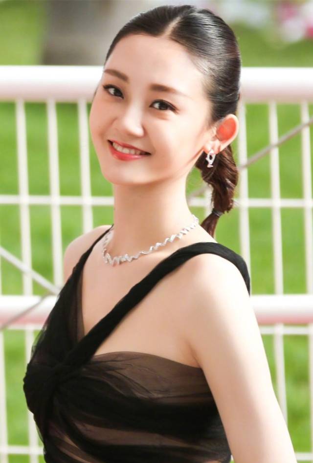 《芳华》苗苗戛纳电影节走红毯,携《六月的秘安子轩电影图片