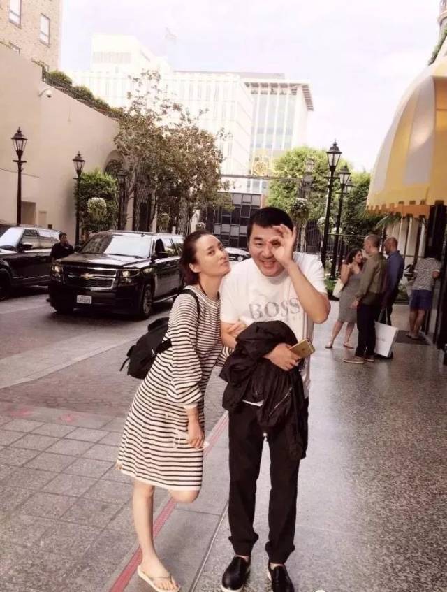 蒋勤勤:43岁晒二胎孕照,被老公宠成18岁少女,嫁给爱情
