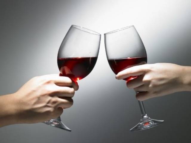 拿葡萄酒杯时,应持杯脚的部分,避免手的体温使酒的温度上升破坏口感 .