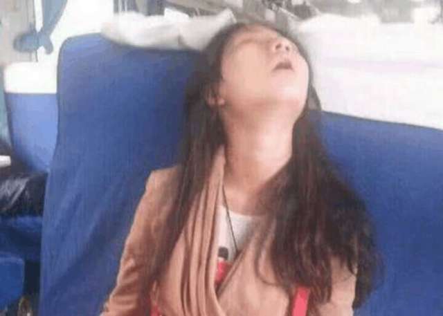 大家坐火车有没有遇到过这样奇葩的乘客, 销魂的姿势, 享受的表情