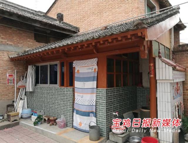 宝鸡这个八旬老大爷不一般 自己设计建起仿古房屋