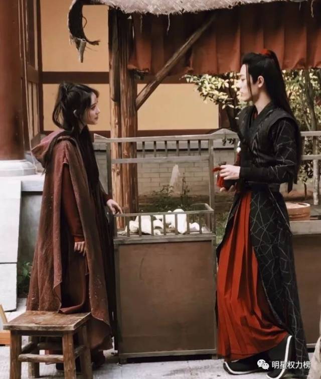 《绝代双骄》已经开机蛮久了,胡一天饰演的花无缺公子风度翩翩,白衣