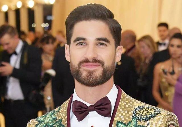 欧亚混血男演员 darren criss的met gala红毯造型,太帅了!