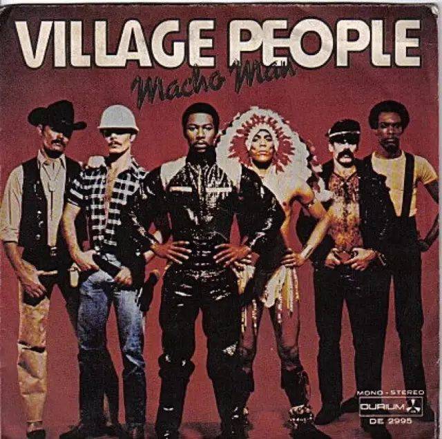 the village people(村民)组合的成员分别装扮成警官,印第安酋长