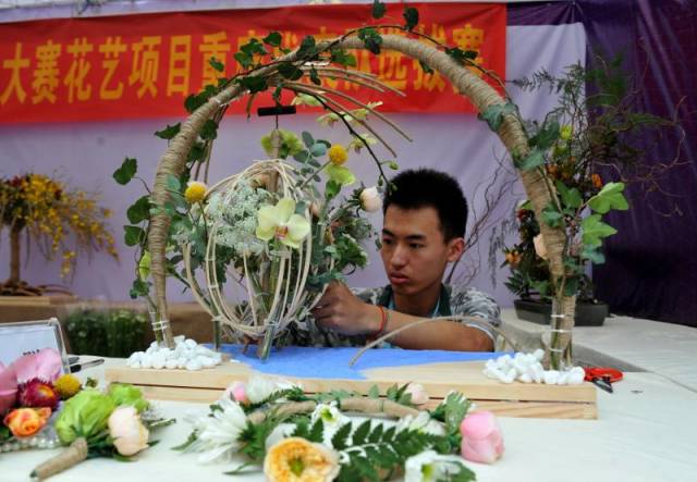 九龙坡在读学生代表重庆 首次征战世界技能大赛花艺项目