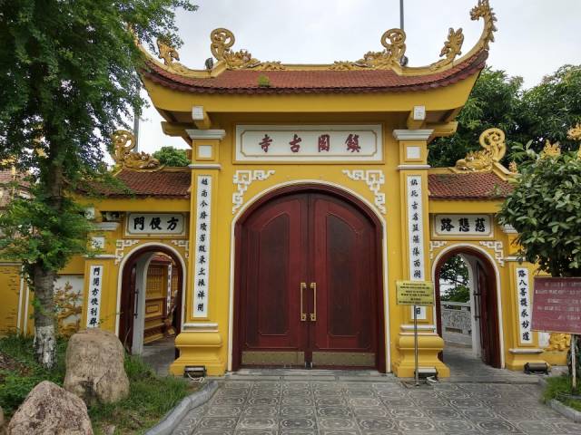 河内寺庙古建上都是中国字,越南年轻人没几个认识的?