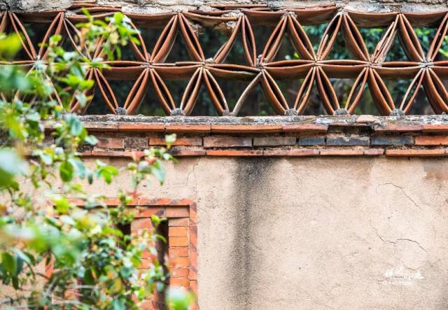 出砖入石燕尾脊 出砖入石是闽南红砖区建筑中 一种十分独特的砌墙