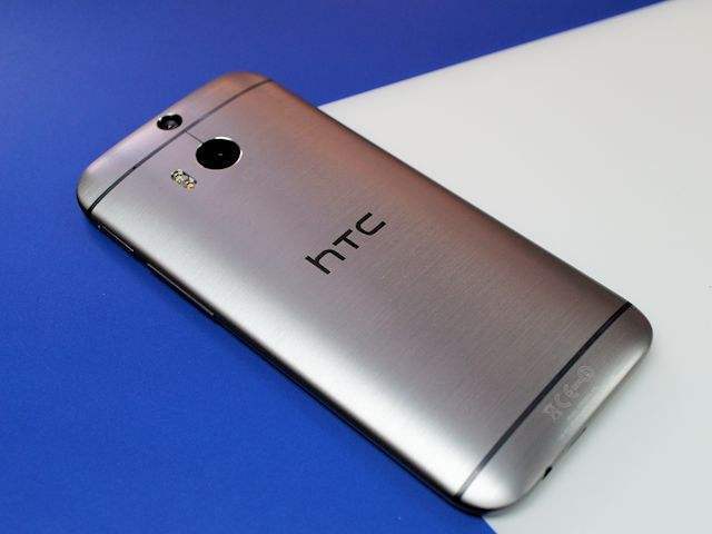 2014年 htc推出了旗舰机htc one m8 ,首次在手机上推出了双摄像头的