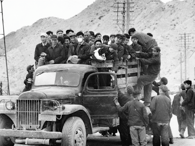老照片:玉门油田1956年,新中国首个石油基地