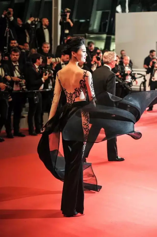 受官方邀请中国选美冠军赵欣身着华服亮相红毯仪式