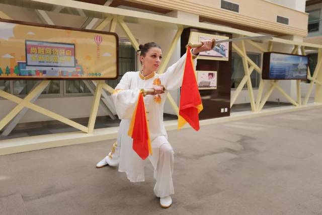 喏,就是这位妹子 飒爽英姿的样子甚是迷人 ▼ 