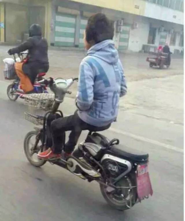 南宁谁认识这个骑电动车的女人?裙子要飞了!