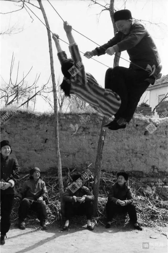 小脚老人荡起童年的回忆,1991年摄于高青赵店.