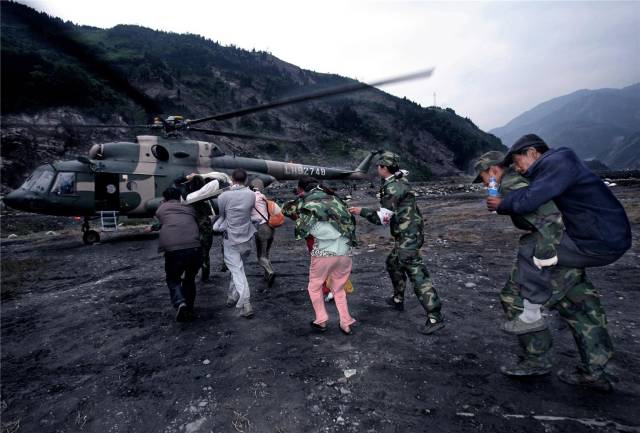 亲历汶川地震救灾摄影师公开采访手记,大量灾区照片首