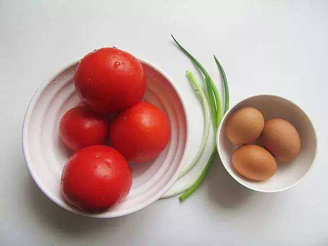 西红柿炒鸡蛋 【食材】西红柿200克,鸡蛋3个,葱1棵,盐适量,温水3勺