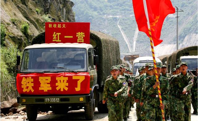 在灾区那些日日夜夜,铁军指战员用行动当之无愧证明了"人民子弟兵"