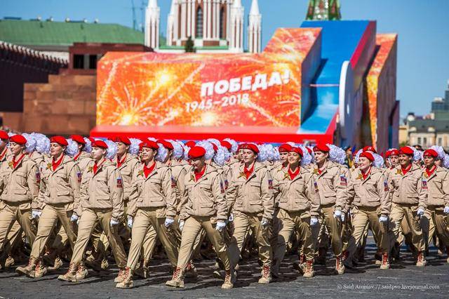 参加阅兵式的俄罗斯青年军女兵方队,她们是俄军的储备力量.