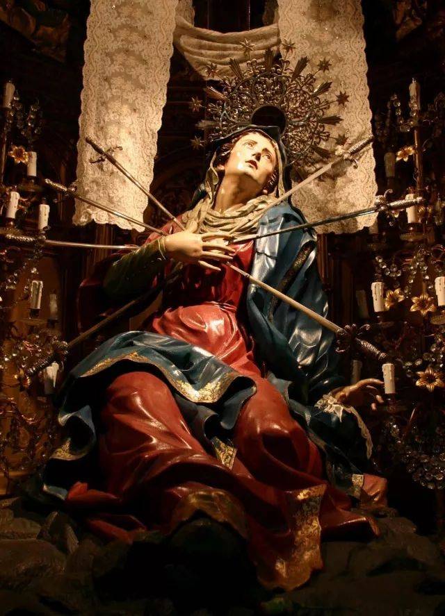 她打扮的是天主教里的七苦圣母(our lady of sorrows.