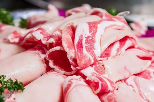 ▽ 和名字一样,这道菜果真 一炮惊人 上等羊肉包裹羊蛋 晶莹剔透 纹理