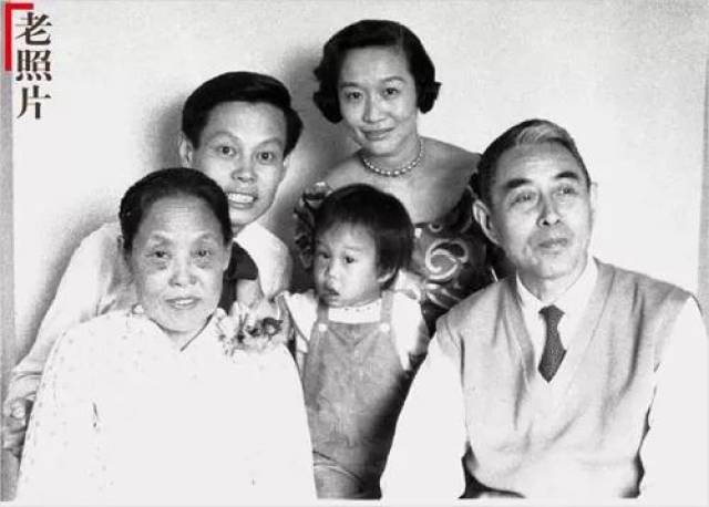 1960,杨武之夫妇与儿子杨振宁一家在日内瓦合影.
