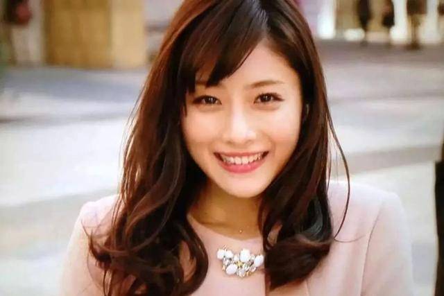 石原里美和水原希子同框,"厌世脸"与甜美系,你pick谁?