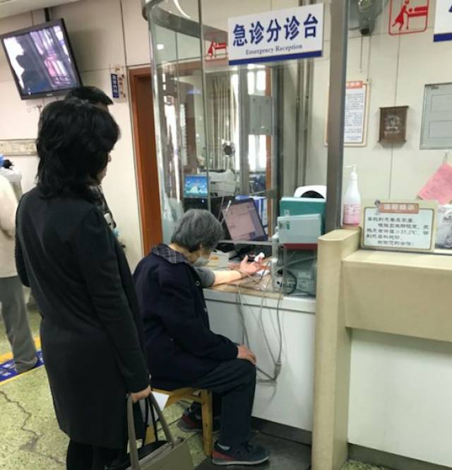 "警犬 女版周星驰":3分钟接诊7个病人 一进急诊大门,患者会先看到分
