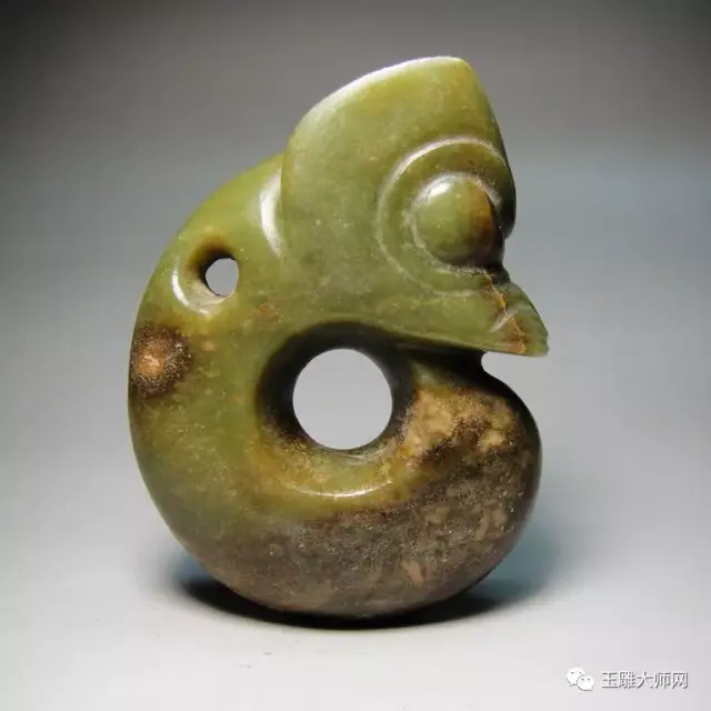 玉龙由墨绿色的岫岩玉雕琢而成,有"中华第一龙"的美誉.