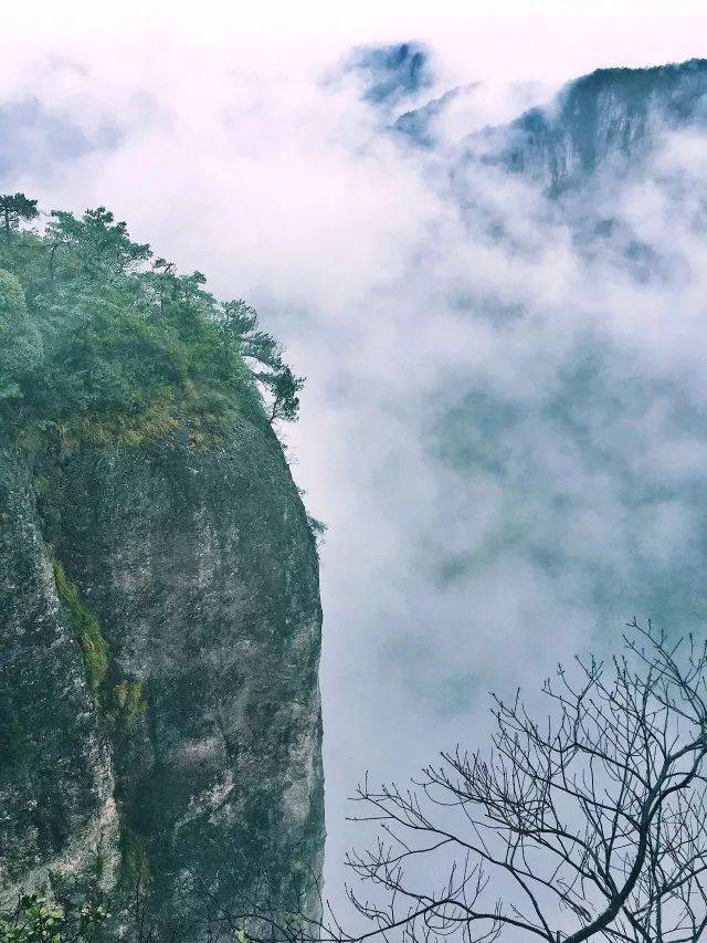 霓为衣兮风为马,云之君兮纷纷而来下.