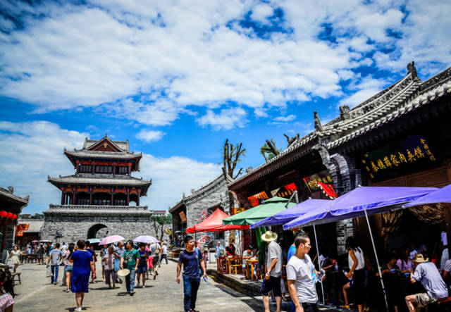 白鹿原影视城,位于山西省西安市蓝田县,是以陈忠实先生的小说