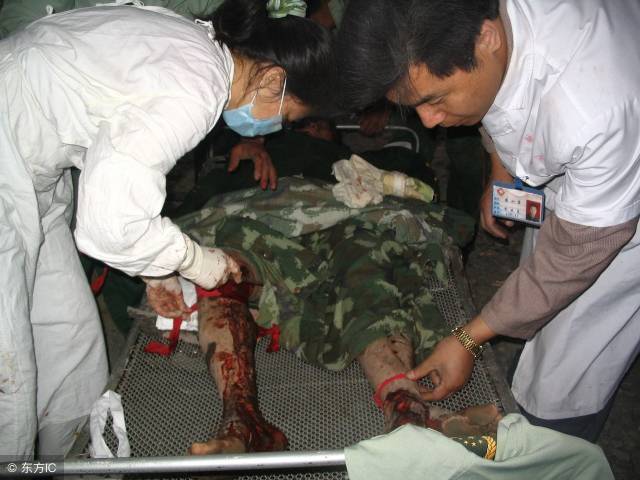 2008年5月12日,5-12汶川大地震,一位参加救援战士受伤.