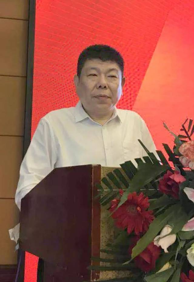 周文涛 河北省沧州鸿翔眼镜有限公司董事长闫树义代表协会发起单位向