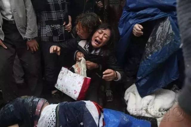 一位妈妈扑倒在孩子面前嚎啕大哭,该校共有900多名学生在地震中被埋