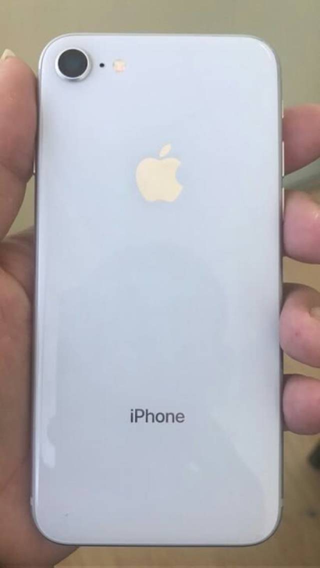 我们可以看到这是一台银色的iphone8,屏幕颜色看起来很不错,显示没有