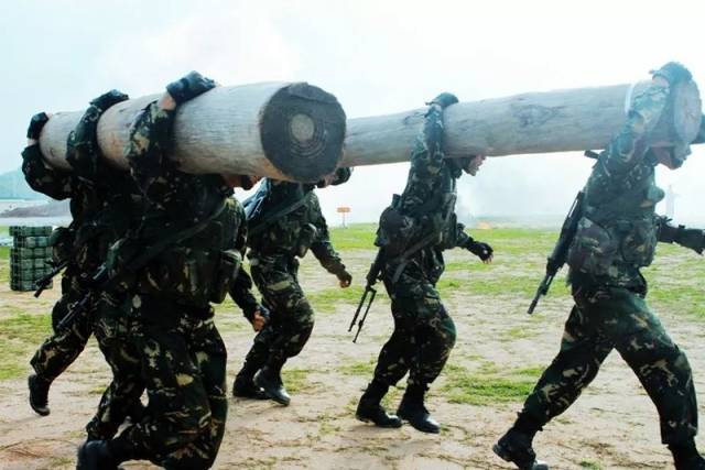 战斗体能是特种兵进入战场的入场券,挑战特种兵的训练极限.