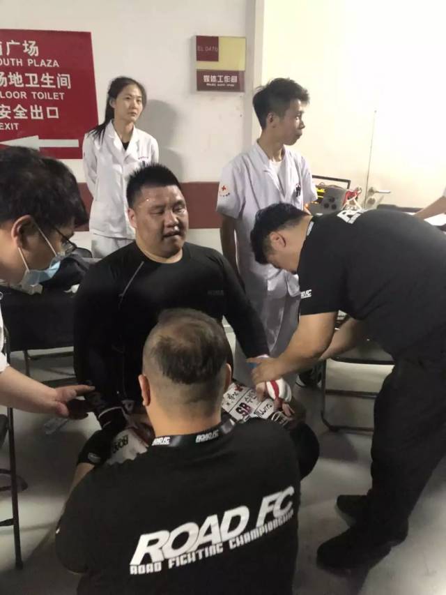 赛后,金在勋手臂受伤,表情极为痛苦,索性据现场医生了解他只是肌肉