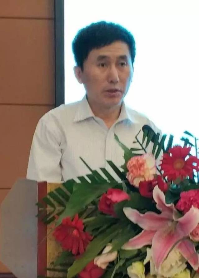 周文涛 河北省沧州鸿翔眼镜有限公司董事长闫树义代表协会发起单位向