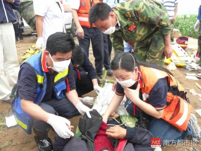 深圳医生回忆汶川救援 装备太落后救护车要靠人推