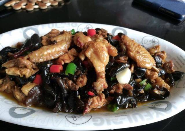 好吃美味的木耳烧鸡的做法