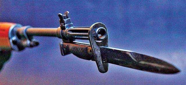 刺刀又称枪刺,是装于单兵长管枪械(如步枪,冲锋枪)前端的刺杀冷兵器