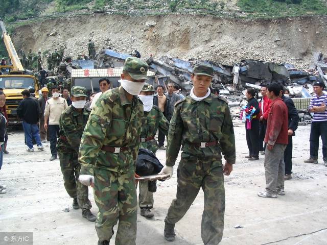 5.12汶川地震图片救援,5.12汶川地震救援 汶川地震中军人救援的瞬间催人泪下,军民一家亲