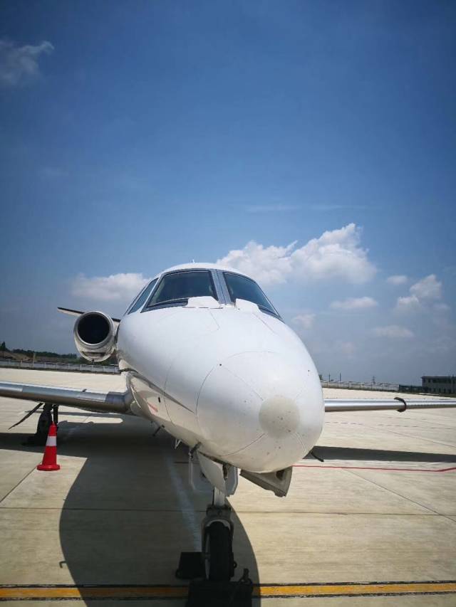 喜讯!信阳明港机场今日正式校飞 靓丽空姐闪亮登场