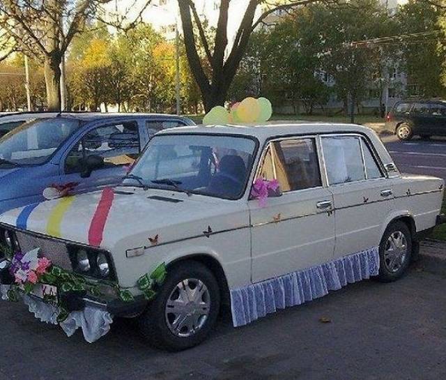 再配上一辆老拉达作婚车……得,俄罗斯的图腾在婚礼上齐活儿了.