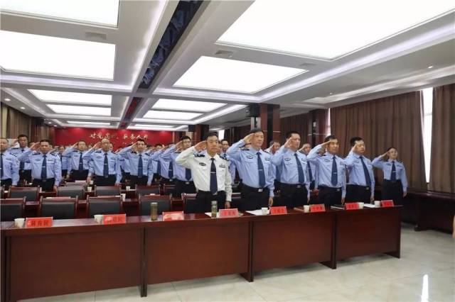 民警们,要坚决继承鄠邑公安精神,高昂斗志,奋发向上,为鄠邑经济社会