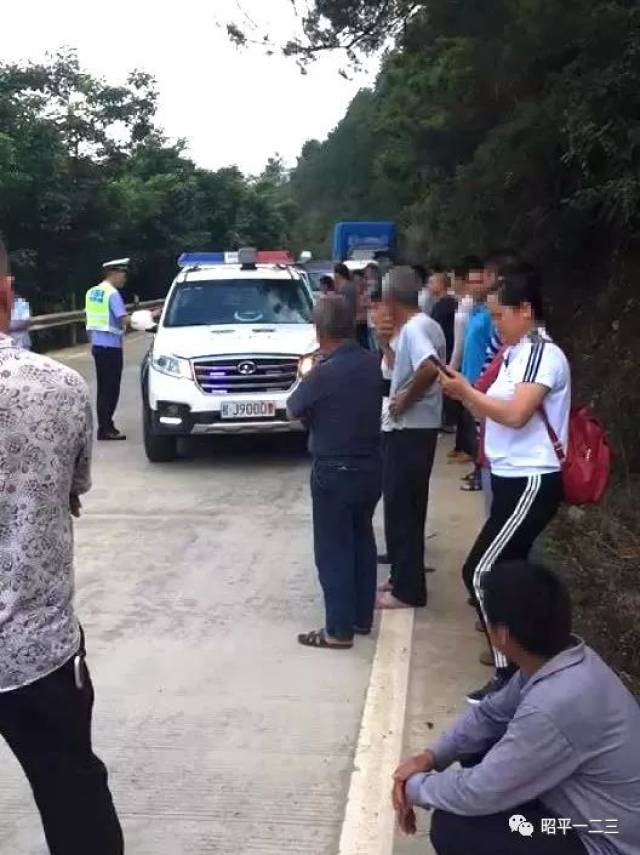 贺州这路段发生一起车祸,一人当场死亡!