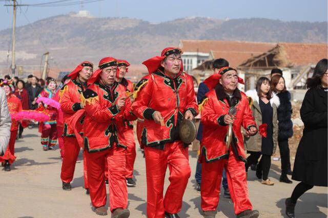 秧歌队踏着鼓点紧跟其后.