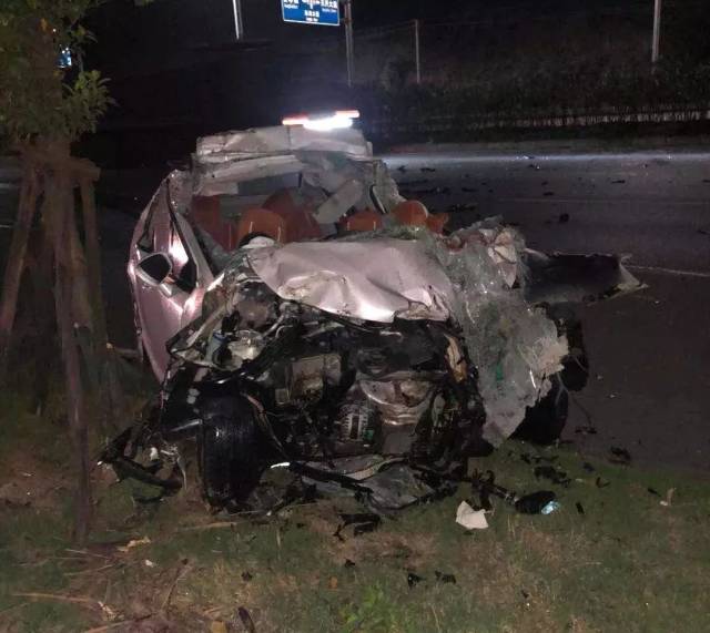 上的驾驶员和4名乘客当场死亡及两车不同程度损坏的较大道路交通事故