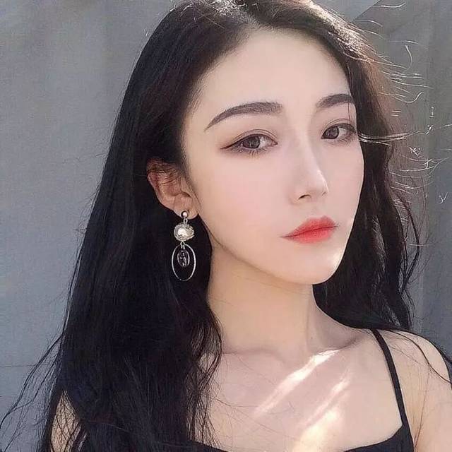 红唇配女神 这是高冷范,火辣的红唇能让你的气场变得更加强大,所以选